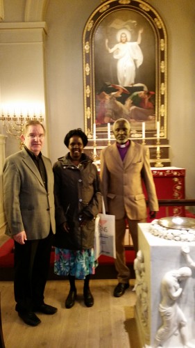 Samson Lokipuna, biskup í Pokot, og kona hans,  heimsóttu Dómkirkjuna í Reykjavík í dag og þá var þessi mynd tekin. Dómkirkjusöfnuðurinn er vinasöfnuður safnaðarins í Makutanu, sem er höfuðkirkja Pokotbiskupsdæmisins. Á því svæði vex kirkjan óðfluga og stöðugt bætast nýir í hóp þeirra sem taka trú á Jesú Krist. Þar eru nú á þriðja hundrað söfnuðir á stóru landssvæði þar sem kristniboðsstarf hófst fyrst fyrir rúmlega 30 árum. Kristniboðsstarfið í Pokot hefur frá upphafi verið stutt af íslenska kristniboðinu. Það er gleðilegt að sjá góðan ávöxt af því sem til hefur verið sáð fyrir gjafir og fyrirbænir íslenskra kristniboðsvina.